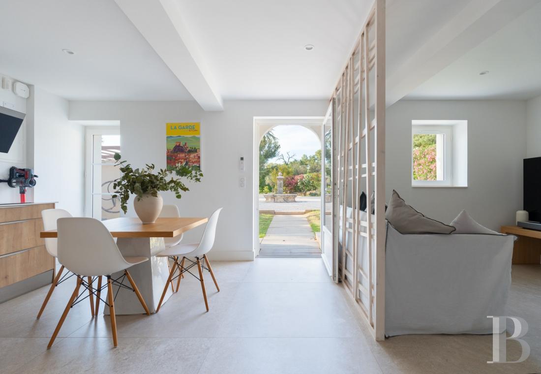 A renovated farmhouse surrounded by extensive grounds leading down to the sea, between Toulon and Hyères on the Var coast - photo  n°25